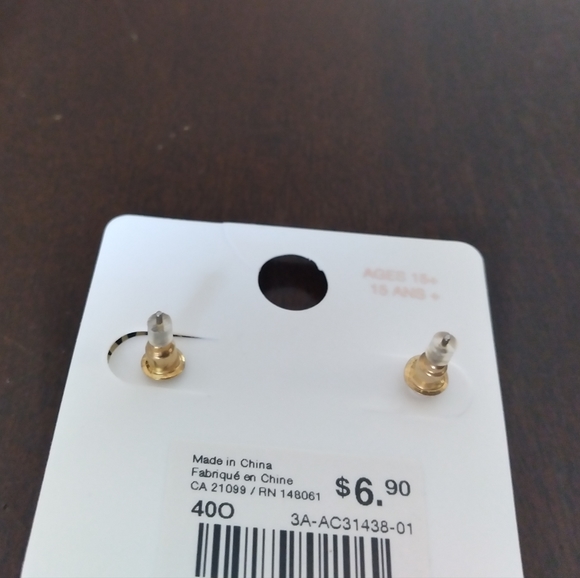 Free with purchase. Two pairs Ardene earrings - Picture 3 of 6